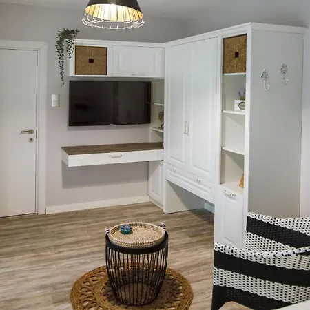Flat In Nesebar. Two Minutes Away From The Beach. דירה *