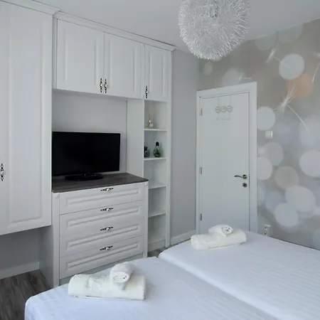 Flat In Nesebar. Two Minutes Away From The Beach. דירה